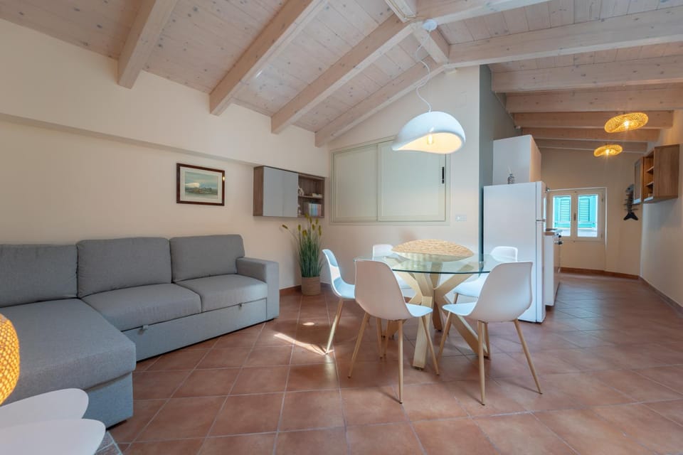 Kitchen or kitchenette, Living room, Seating area, Dining area