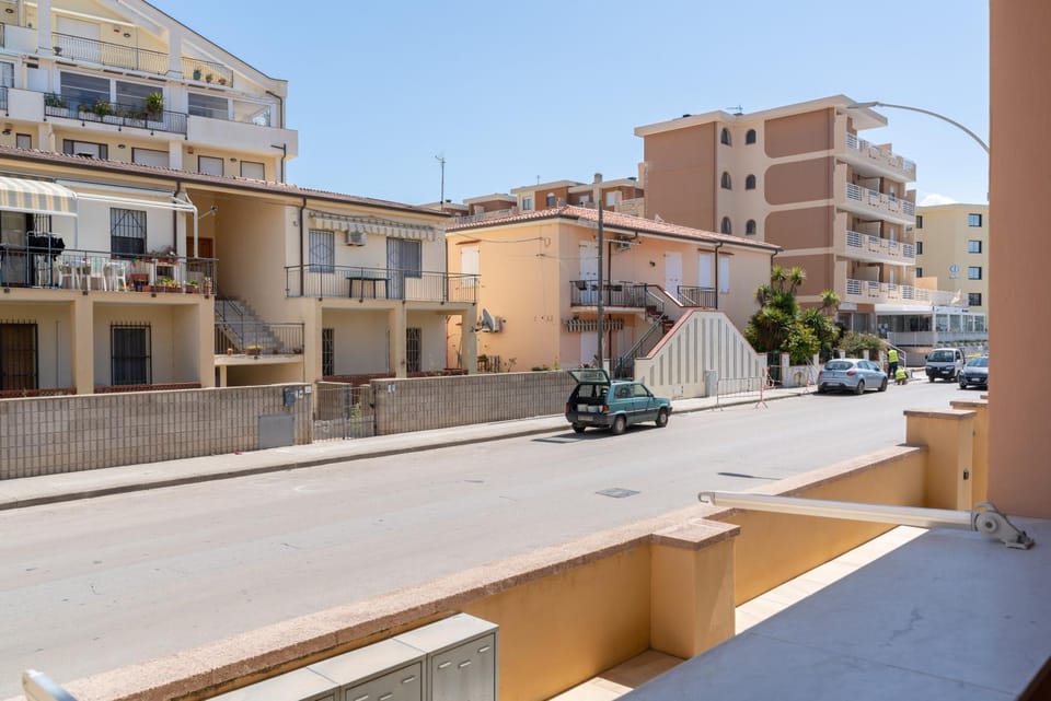 Property building, Day, Neighbourhood, Street view, Parking