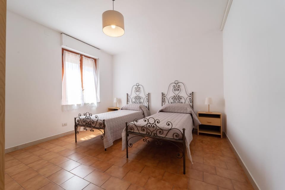 Bed, Living room, Photo of the whole room, Bedroom