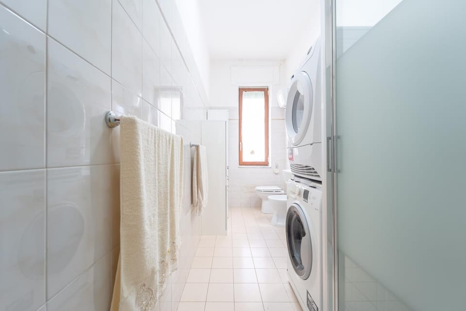 Shower, towels, washing machine