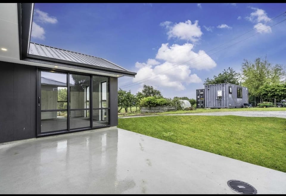 Property building, Day, Natural landscape, Garden, Garden view