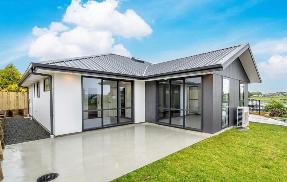 Property building, Patio, Day, Garden, Garden view
