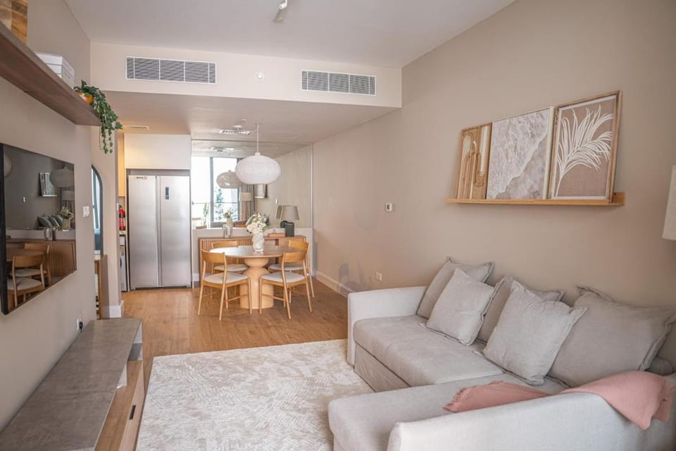 TV and multimedia, Kitchen or kitchenette, Living room, Seating area, Dining area, oven