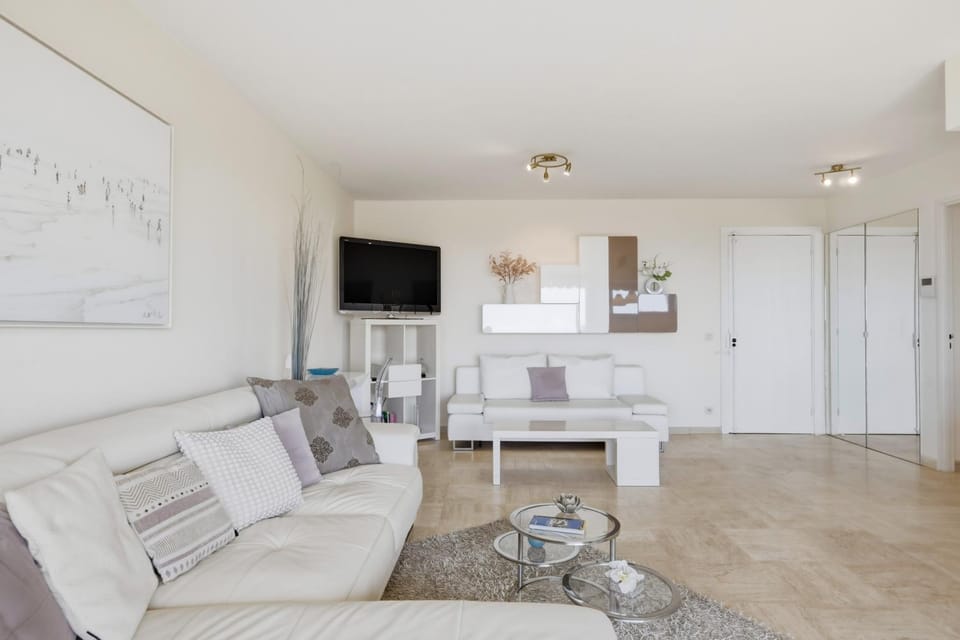 Seaview Retreat 1BR with terrace Apartment in Cannes