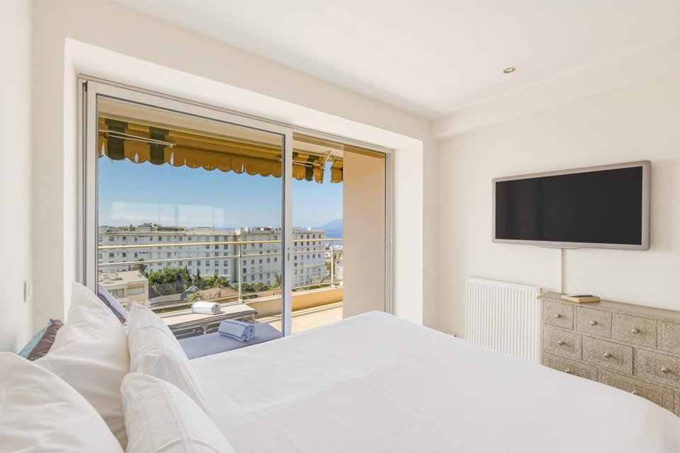 Seaview Retreat 1BR with terrace Apartment in Cannes