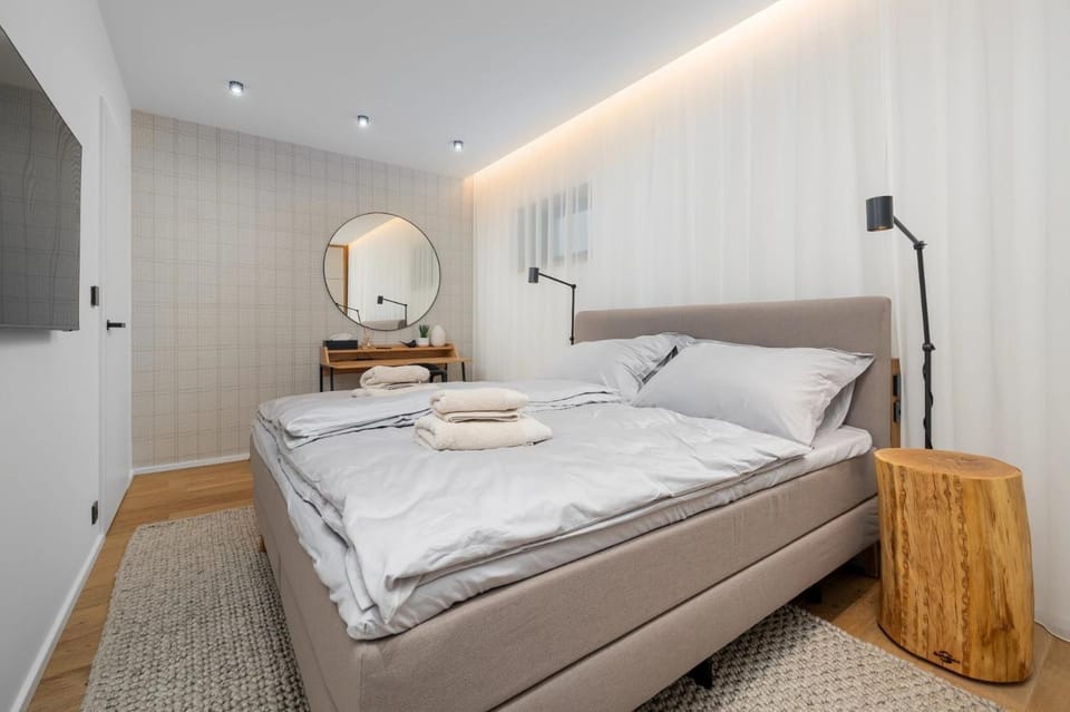 Bed, TV and multimedia, Photo of the whole room, Bedroom, towels