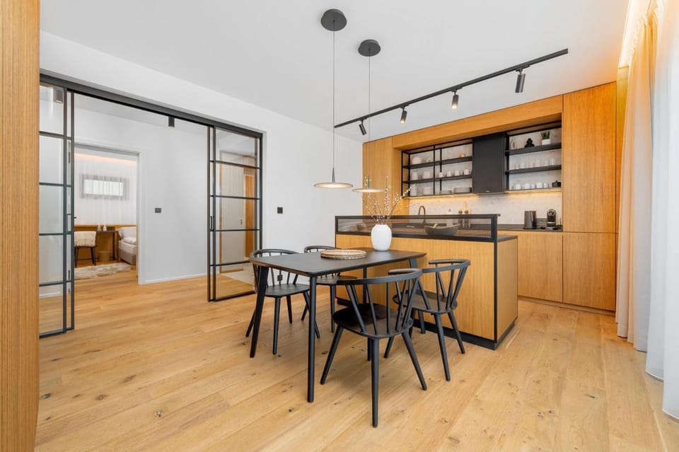 Kitchen or kitchenette, Dining area, oven, stove
