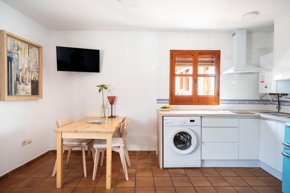 Kitchen or kitchenette, Dining area, washing machine
