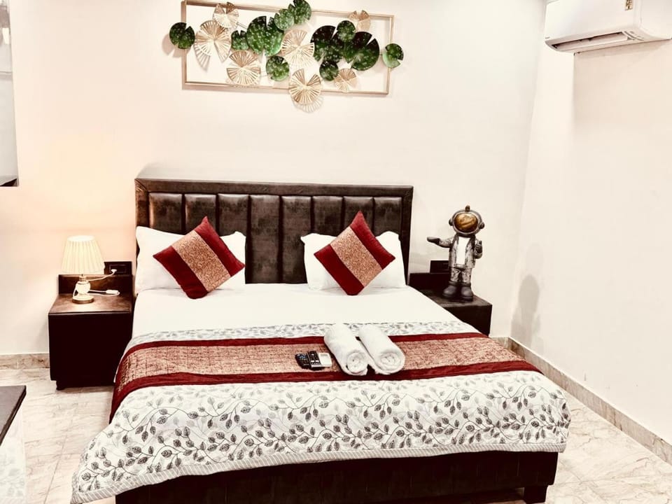 Bed, Living room, Photo of the whole room, Seating area, Bedroom, air conditioner