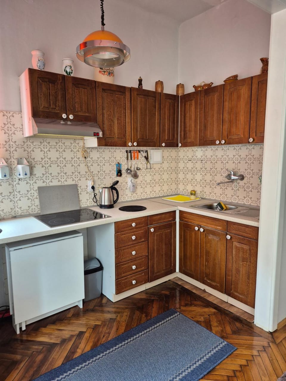 Coffee/tea facilities, Kitchen or kitchenette, stove