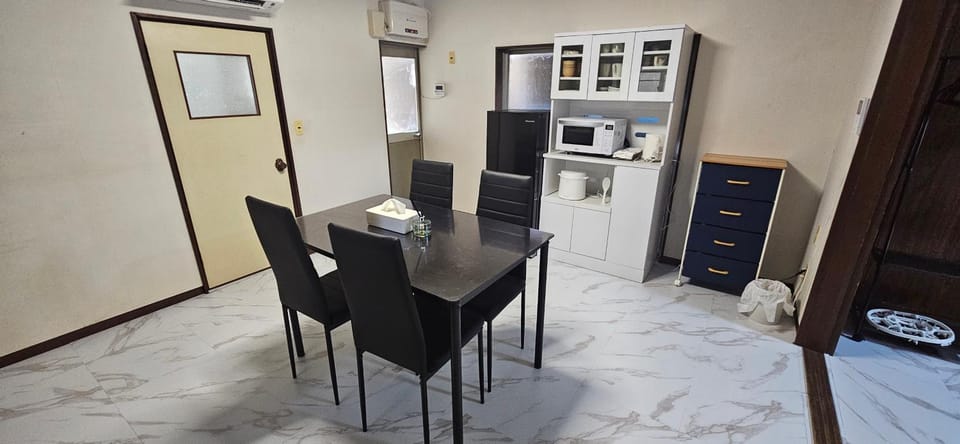 Kitchen or kitchenette, Dining area, oven