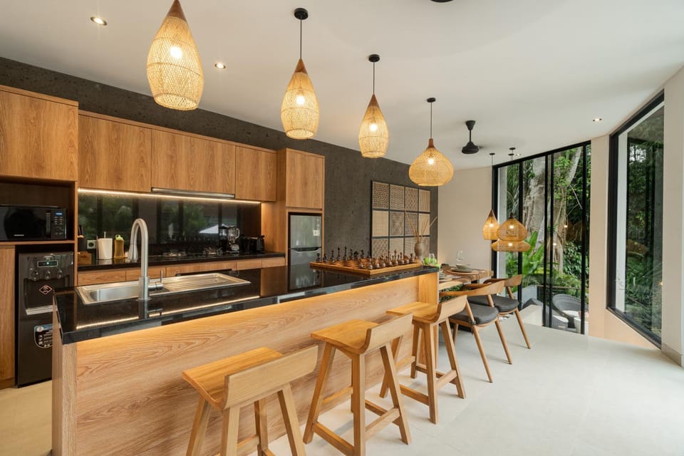 Coffee/tea facilities, Kitchen or kitchenette, Seating area, Dining area, oven, stove