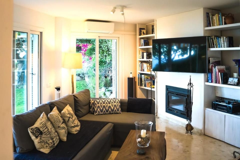 TV and multimedia, Seating area, fireplace