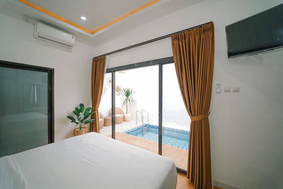 Bed, Bedroom, Swimming pool, wardrobe