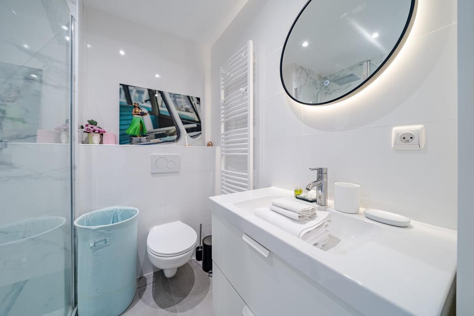 Shower, Toilet, Bathroom, towels