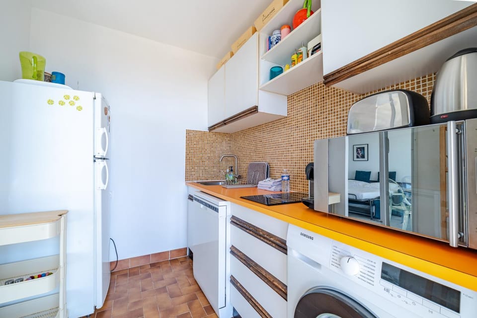 Kitchen or kitchenette, Dining area, dishwasher, stove, toaster, washing machine, dryer