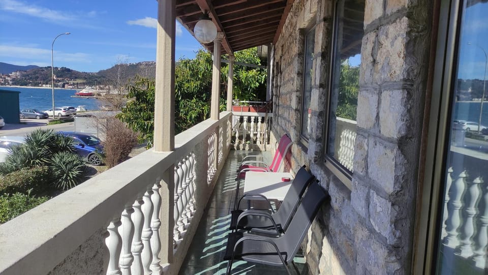 Property building, Balcony/Terrace, Seating area, Sea view