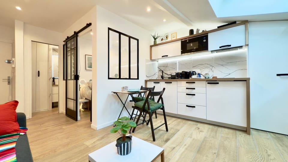 Kitchen or kitchenette, Dining area