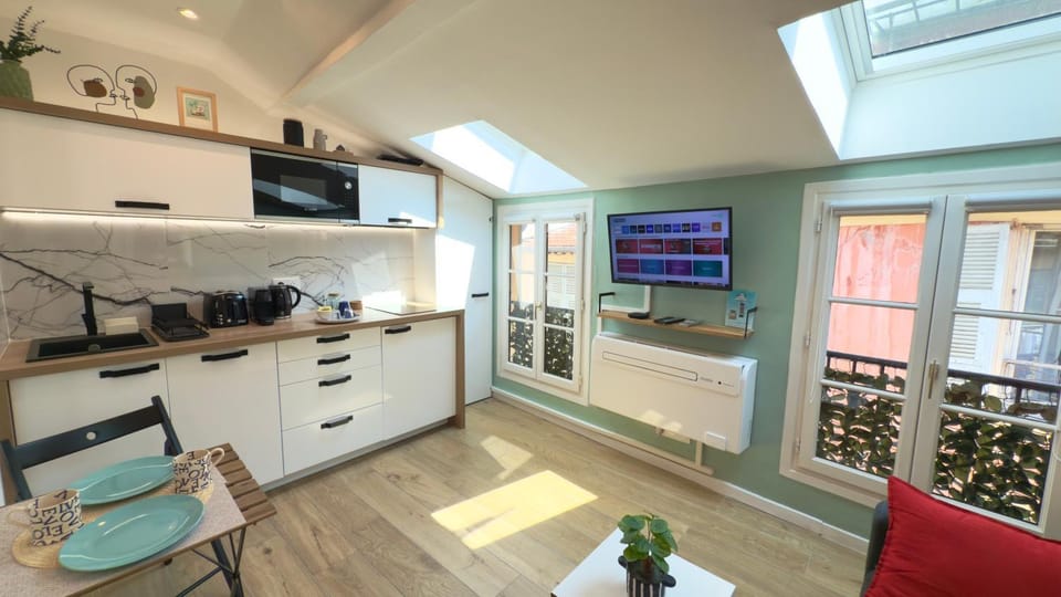 Kitchen or kitchenette, Dining area, oven, toaster