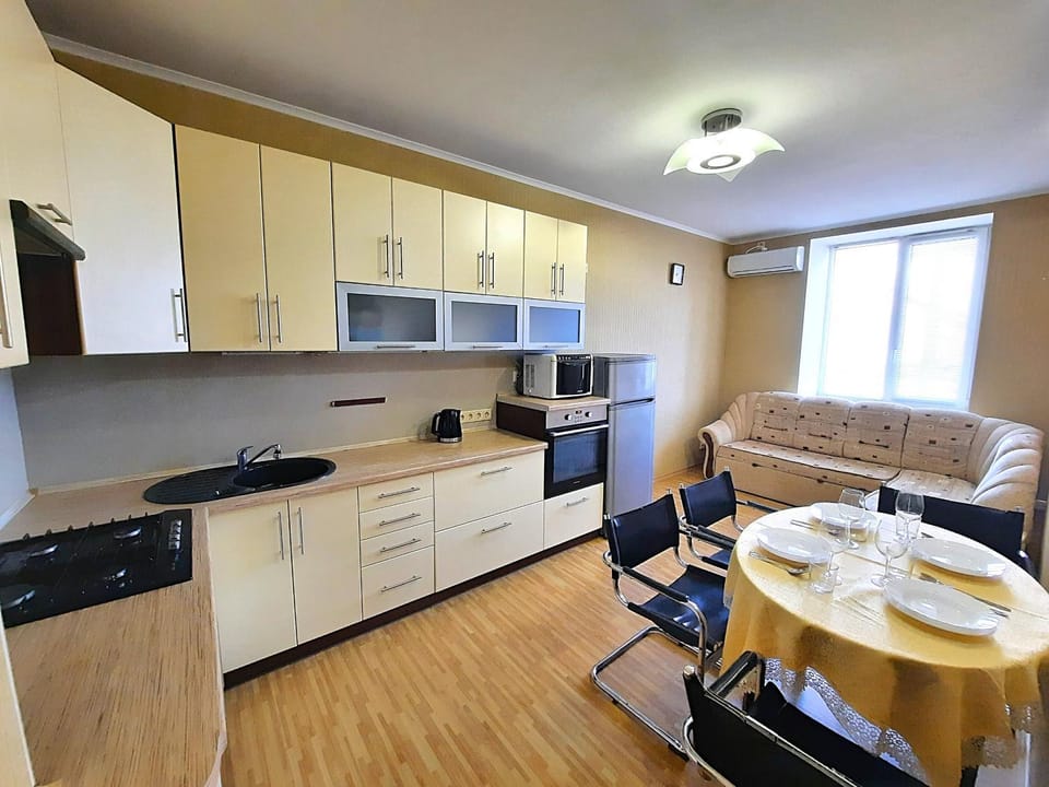 Kitchen or kitchenette, Living room, Seating area, Dining area, microwave, oven, pet friendly, stove, air conditioner, air conditioner