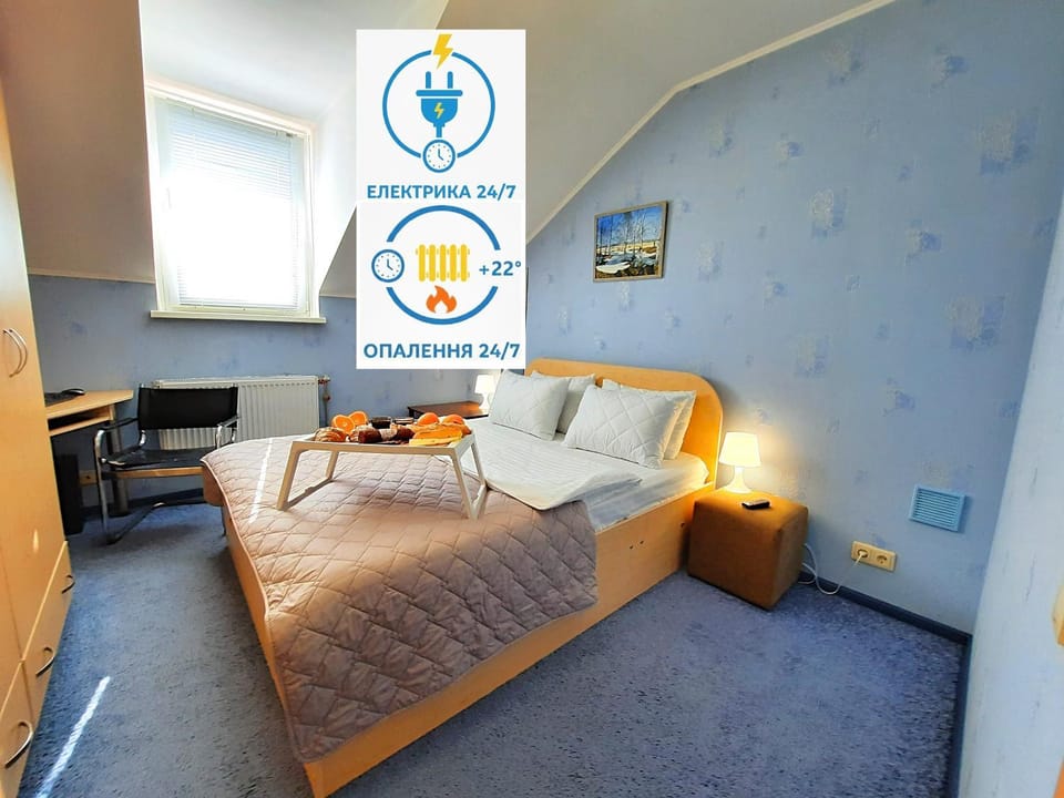 Bed, TV and multimedia, Living room, Photo of the whole room, Seating area, Bedroom, Text overlay, internet, internet, internet