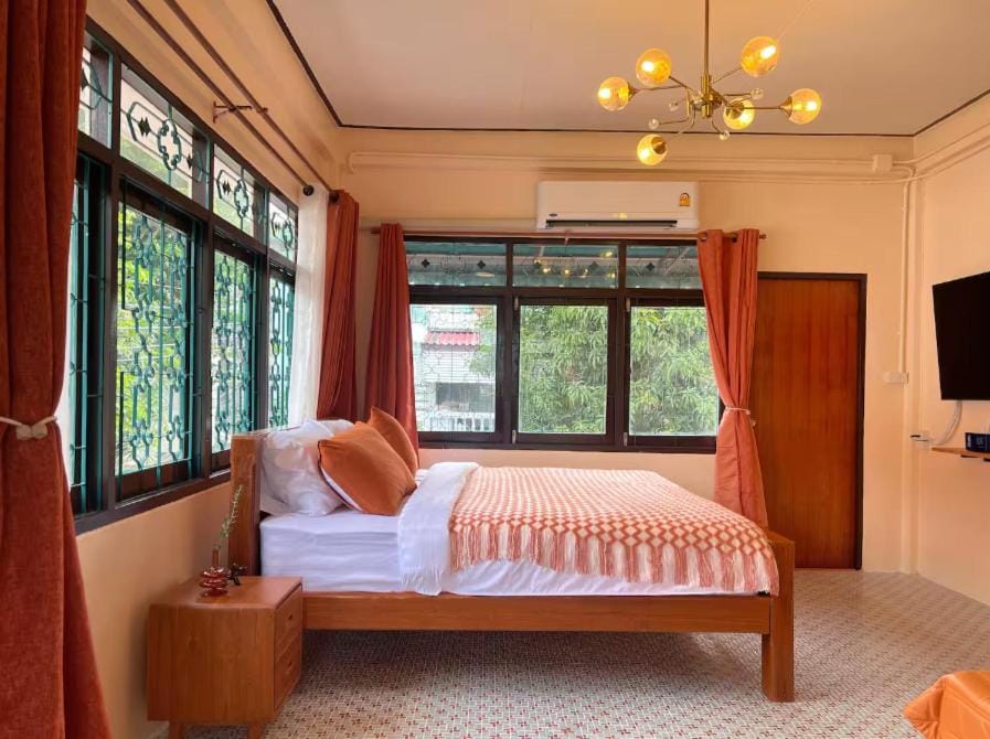 Bed, TV and multimedia, Photo of the whole room, Bedroom