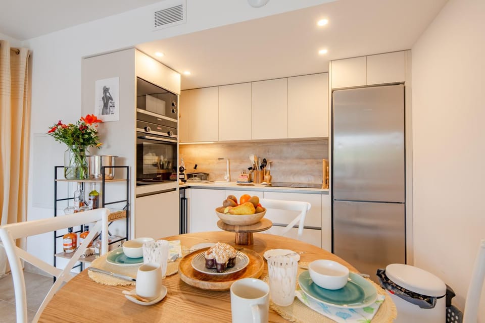 Kitchen or kitchenette, Dining area