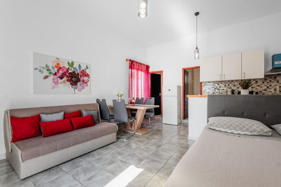 Bed, Kitchen or kitchenette, Living room, Seating area, Dining area, Bedroom