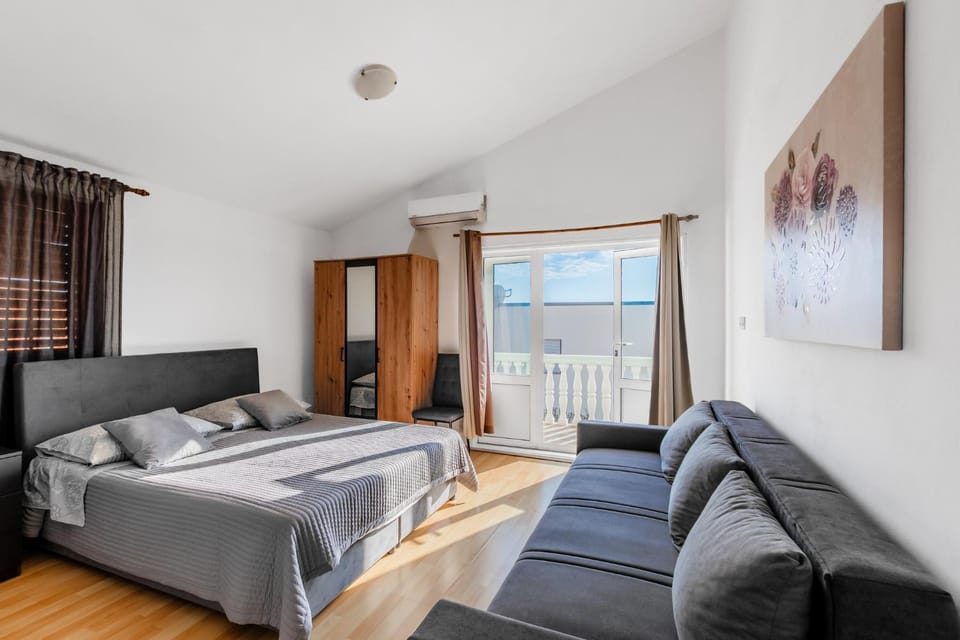 Bed, TV and multimedia, Living room, Seating area, Bedroom