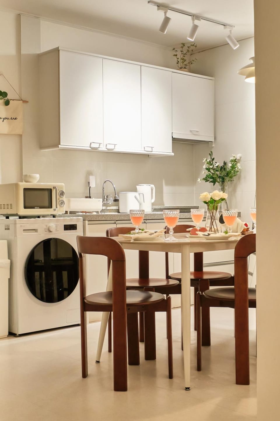 Kitchen or kitchenette, Dining area, washing machine, dryer