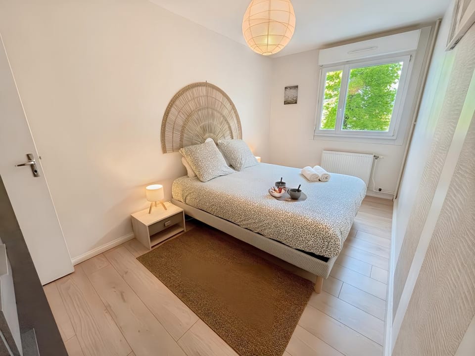 Bed, Photo of the whole room, Bedroom, towels