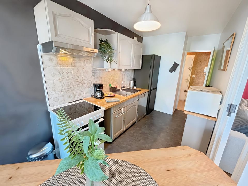 Kitchen or kitchenette, dishwasher, oven, pet friendly, stove, toaster