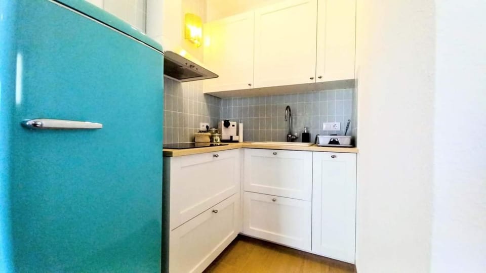 Coffee/tea facilities, Kitchen or kitchenette, stove