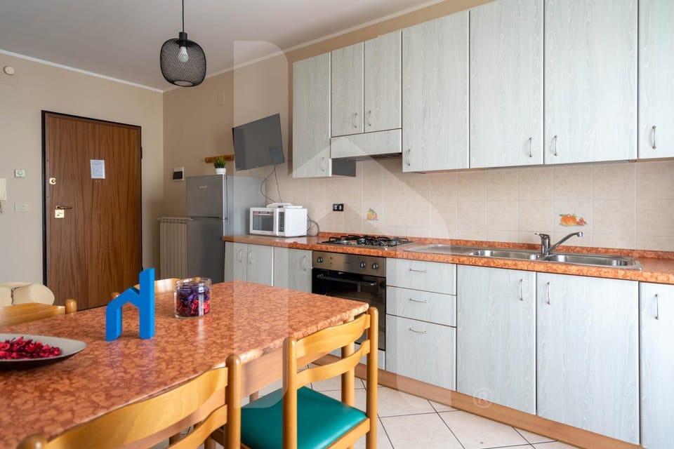 Kitchen or kitchenette, Dining area, oven, stove