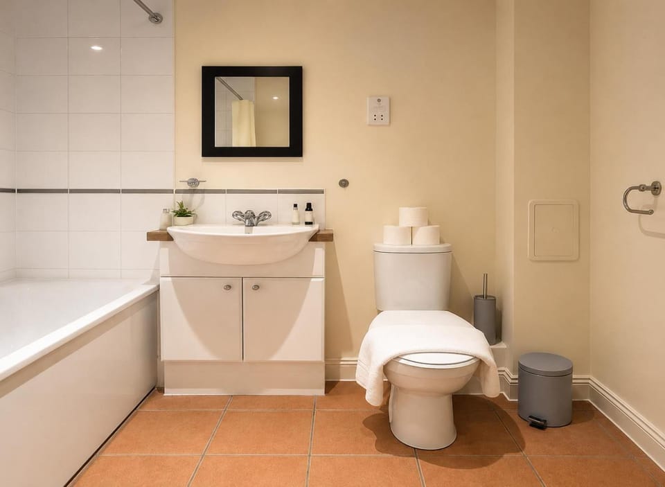 Toilet, towels