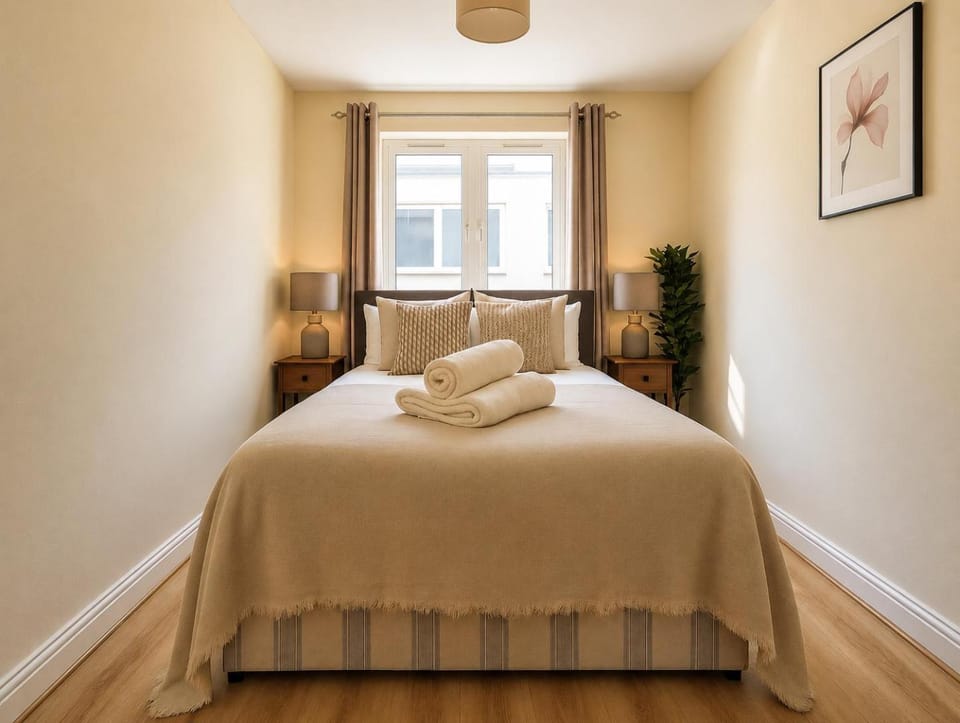 Photo of the whole room, Bedroom