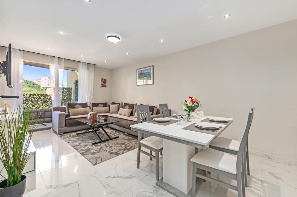 Balcony/Terrace, Living room, Seating area, Dining area