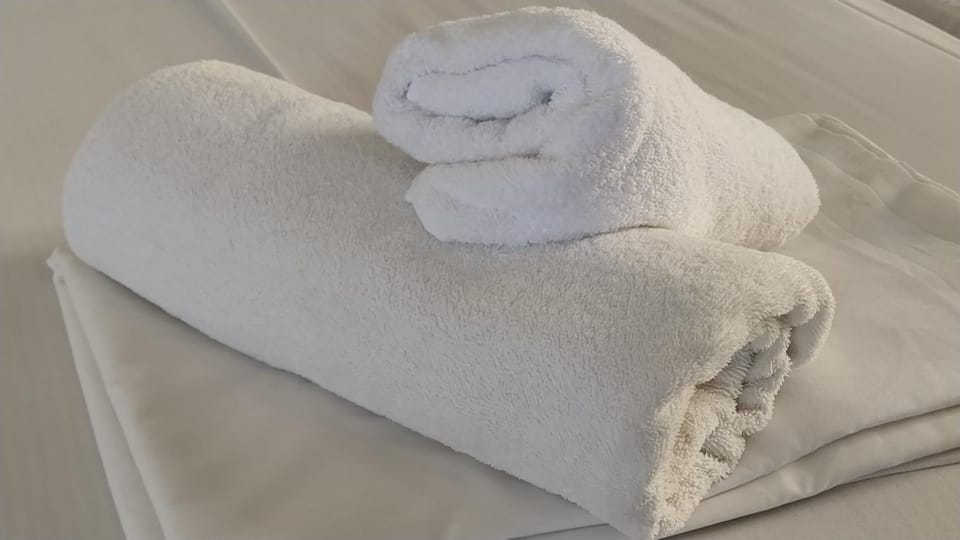 Bed, towels