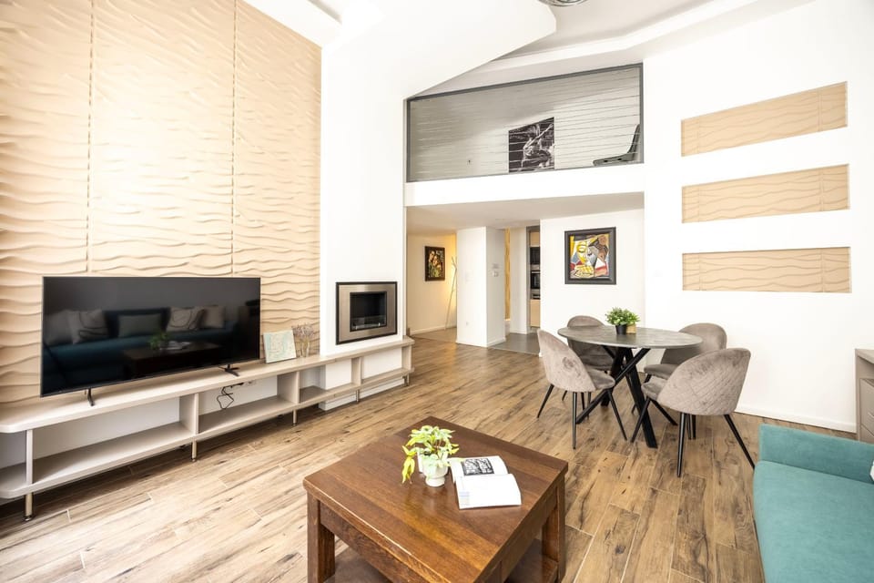 TV and multimedia, Living room, Seating area, Dining area