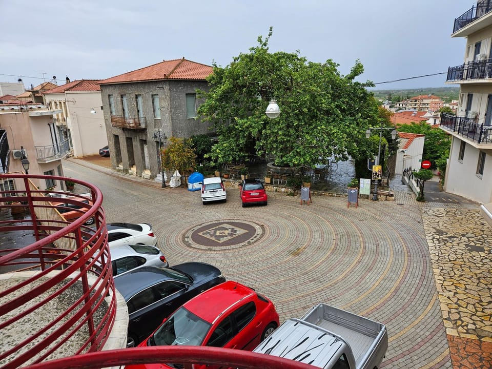 Day, Neighbourhood, City view, Street view, Location, Parking