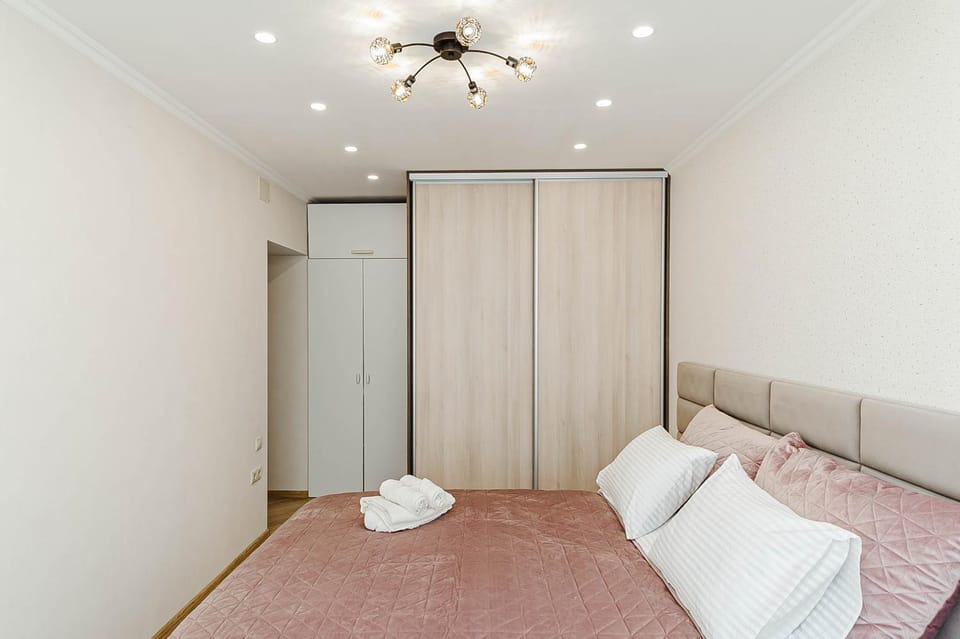 Bed, Bedroom, towels, wardrobe
