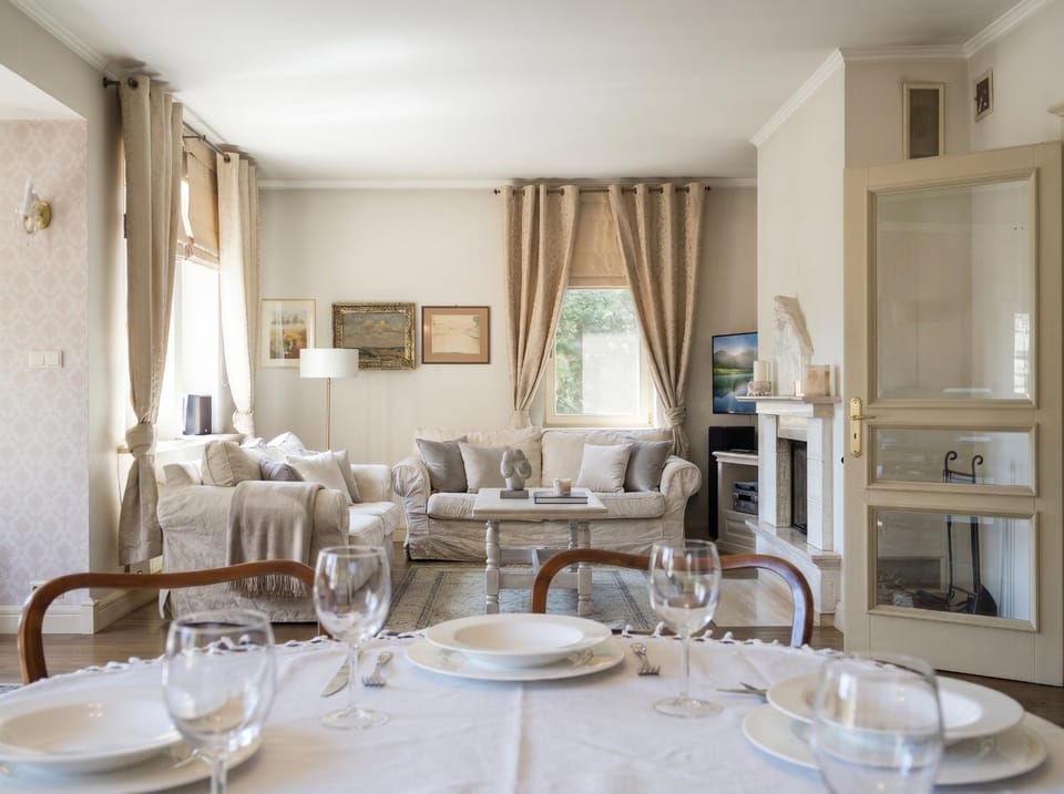Kitchen or kitchenette, Living room, Seating area, Dining area