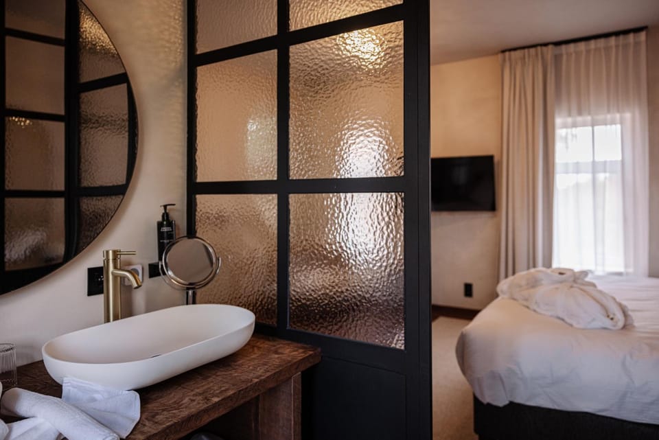 Bed, Bathroom, Bedroom, towels