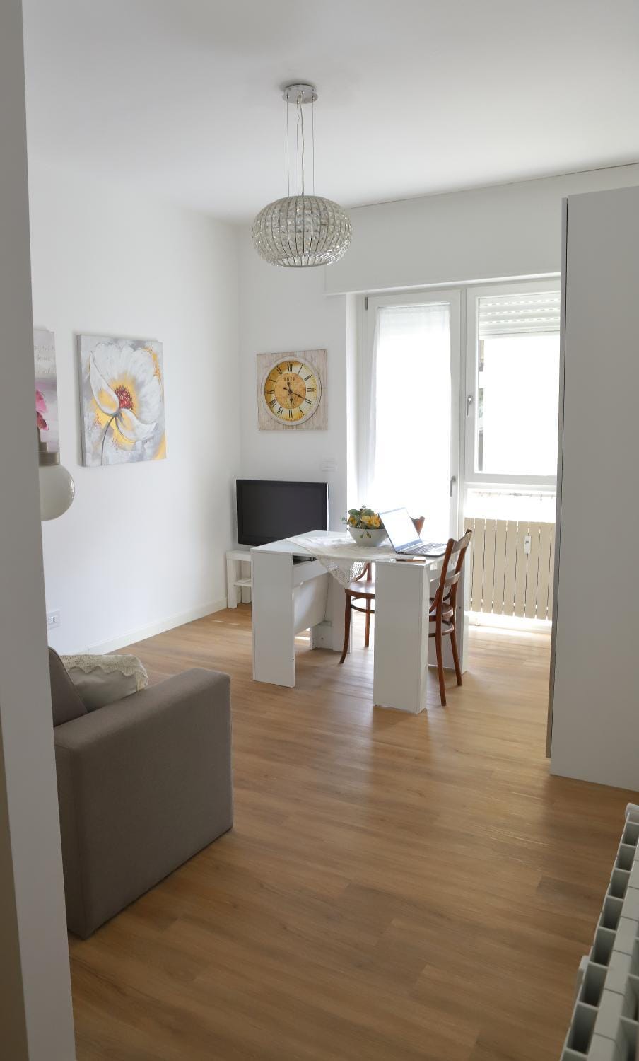 Bed, TV and multimedia, Living room, Seating area, Bedroom