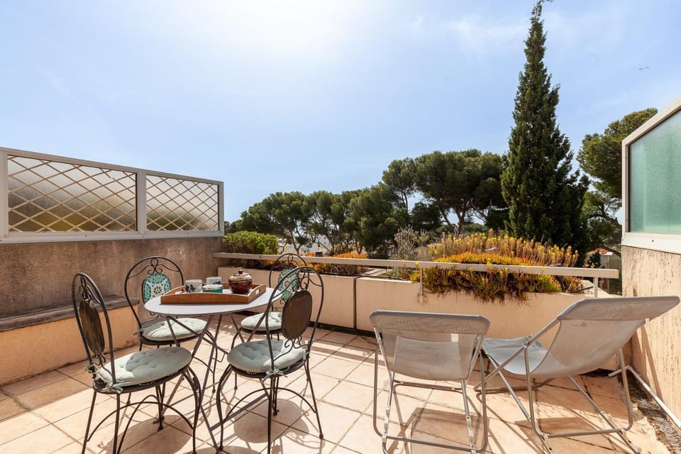 Property building, Balcony/Terrace, Living room