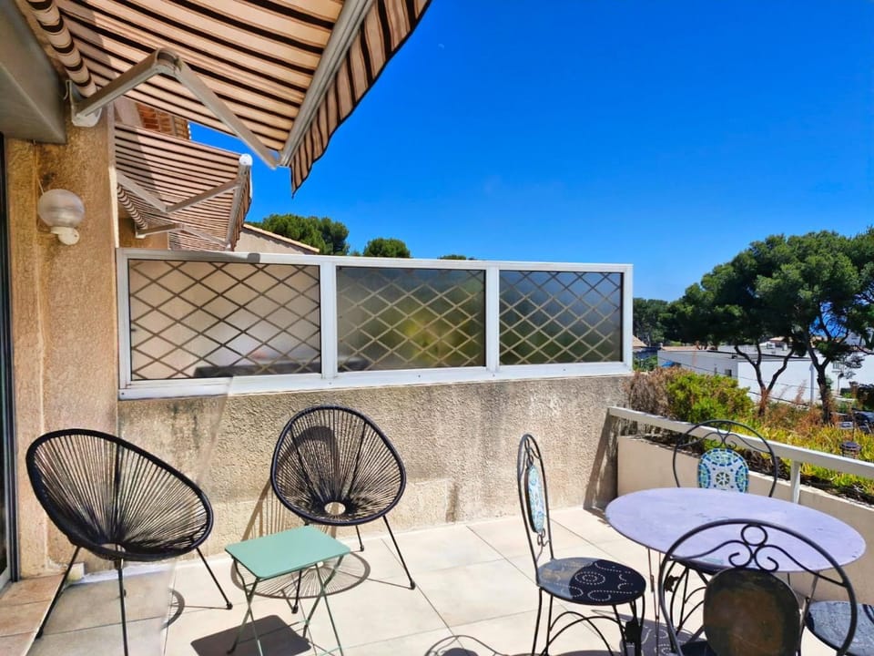 Property building, Balcony/Terrace, Living room