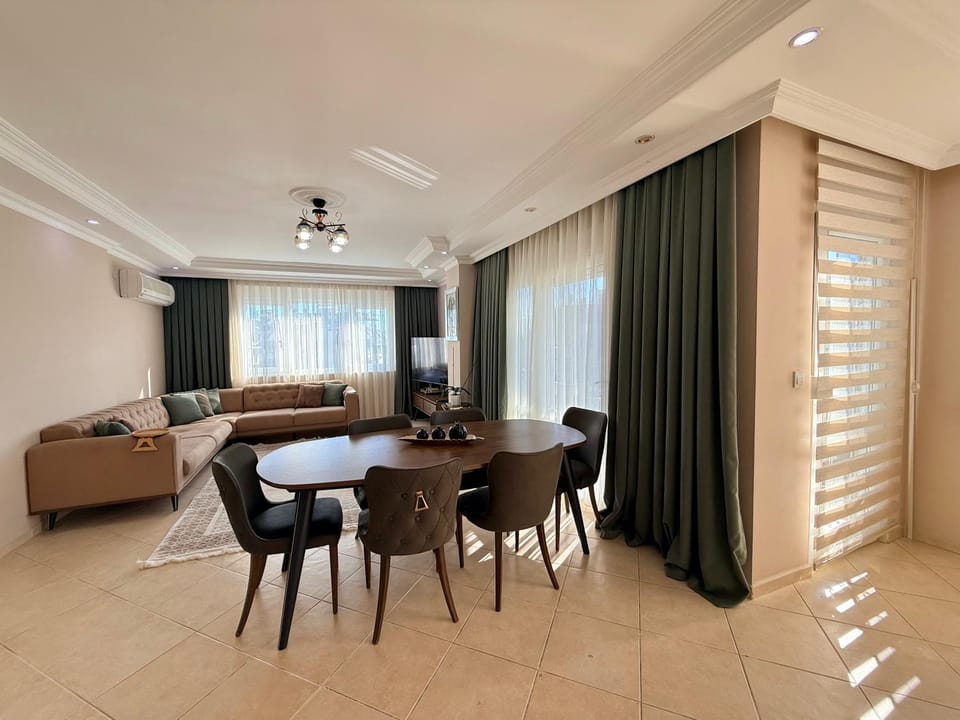TV and multimedia, Living room, Seating area, Dining area