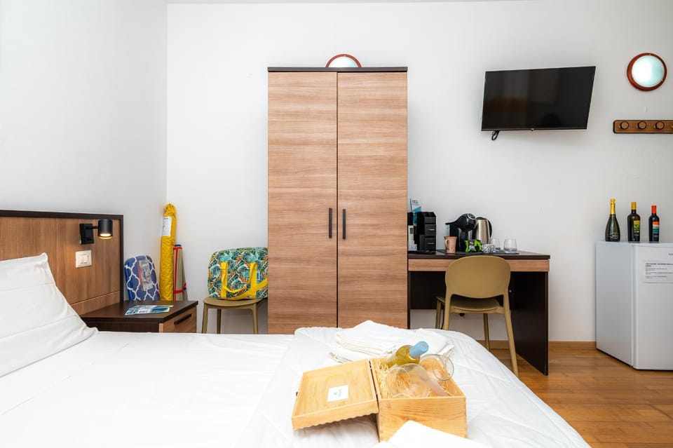 TV and multimedia, Photo of the whole room, Evening entertainment, Bedroom, Drinks, Alcoholic drinks, minibar, towels, wardrobe