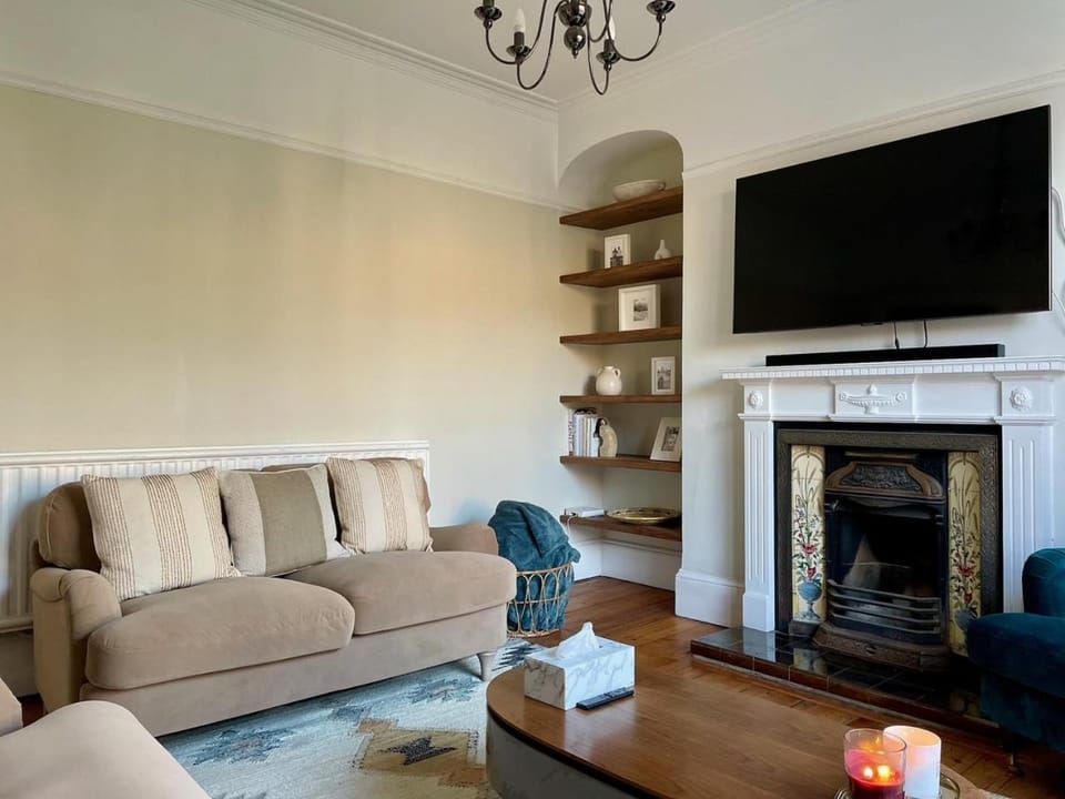 Communal lounge/ TV room, TV and multimedia, Living room, Seating area, Evening entertainment, flat iron