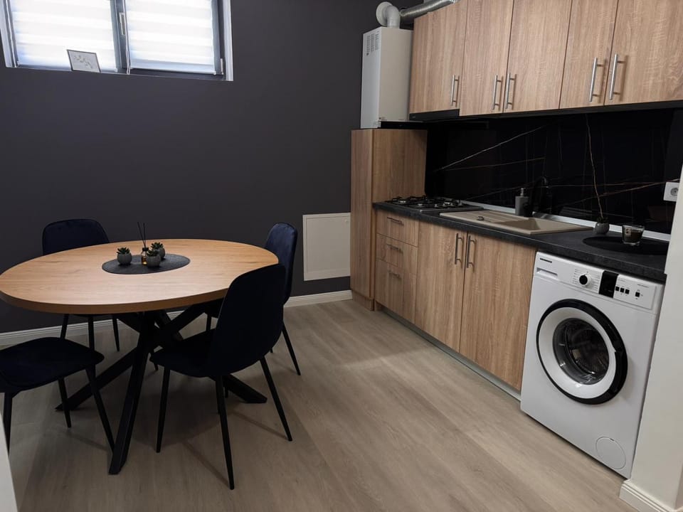 Kitchen or kitchenette, Dining area, stove, washing machine